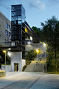 Urban Elevator and Pedestrian Bridge,Courtesy of VAUMM