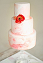 罂粟花装饰的翻糖蛋糕，盛开在蛋糕上的它，展现了它不为人知的那份独特美