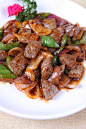 黑椒牛肉粒：牛肉400克、杏鲍菇、大半个柿子椒、半个洋葱、半个调料黑椒汁、三勺蚝油、1勺白糖：6克酱油、10毫升黑胡椒：3克食盐。3克牛肉粒放入碗中均匀的洒少许盐及黑胡椒粉及少许蚝油抓匀腌制10分钟备用.其他的食材切片.锅中放油烧至滚热.放入牛肉粒迅速翻炒至表面成熟关火盛出备用.锅中留底油继续加热.依次加入洋葱炒香.接着加入杏鲍菇片及青椒片翻炒.调入少许美极鲜酱油及一点点糖略翻炒.最后加入炒好的牛肉粒加入2大汤匙黑椒汁一起翻炒均匀即可