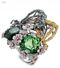 Anna Hu珠宝钻戒
18K白金戒指上镶有碧玺、蓝宝石、白及黄色钻石，营造出蝴蝶俯伏在花儿上的景象。