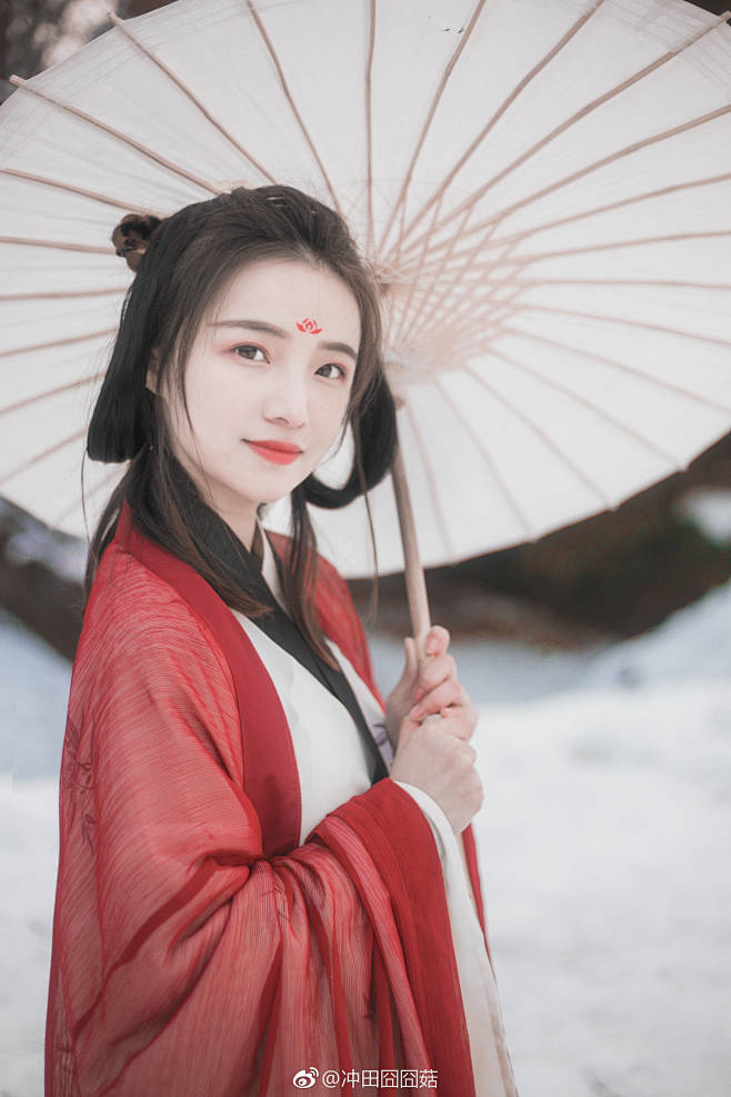 『金陵雪』
缱绻孝陵雪粉华，白浅染金陵。...