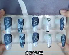 调色做美甲|斯莱特林蛇院甜酷手绘美甲教程_哔哩哔哩_bilibili