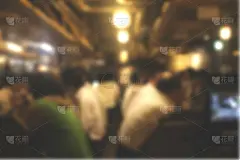 Blur居酒屋和人们坐着，晚上在日本餐馆喝酒吃饭，派对上烤鸡烧菜