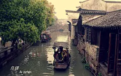 江南古镇静谧小河里的乌篷船唯美诗意风景高清桌面壁纸下载（1）