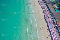 鸟瞰海滩上的伞，海岸和清澈的蓝色绿松石海水，安达曼海在夏季。水在海洋材质表面图案纹理壁纸背景。
