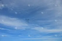 蓝天白云白色的背景。下午美丽的天空和云彩。