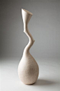Tina Vlassopulos是位于伦敦的一家陶艺工作室，其陶瓷制品淡化功能性，注重流畅的雕塑线条。优美独特的造型，极具装饰感。

