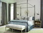 铁艺双人床带着罗马式浪漫，蓝白色床被搭配出轻柔的家居感，布艺床尾凳的设计温婉而简约。
