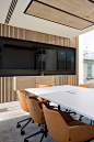 其中包括图片：Light timbers and natural colours in London meeting room