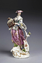 维多利亚与阿尔伯特博物馆收藏的18世纪牧羊女主题瓷偶。在18世纪，天真无邪的牧羊女是非常受欢迎的主题，被贵族淑女们争相模仿，瓷偶中的牧羊女通常穿着时髦，能歌善舞，身边多有小羊、繁花与情人陪伴。