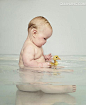 小鸭子和婴儿沐浴