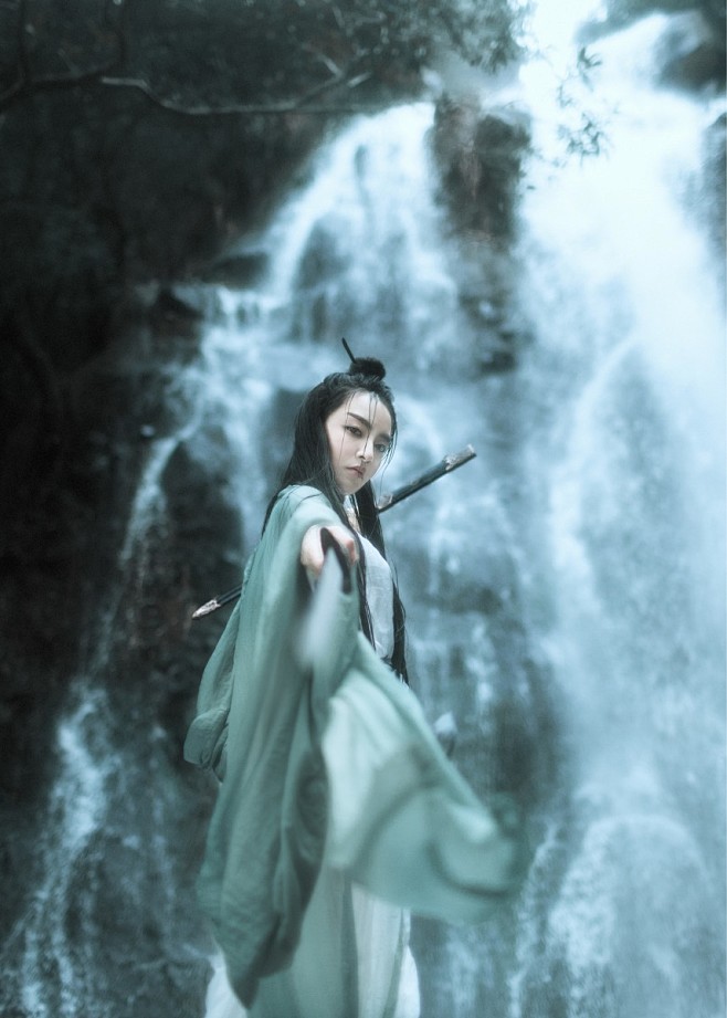 21:39:54美女女侠客古装造型写真武士侠客pose冯家年同采自toutiao