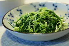 沈书枝：饭叔从贵州寄来的香肠和腊肉，早市里买的马兰头，头一次腌的泡菜萝卜，第三天萝卜微微有酸味，可以开吃。又包些小馄饨，学会了怎样避免煮熟后皮子里有一个面疙瘩，无意中发现原来汤里加上猪油会好吃很多。前天看见妹妹做了生巧克力，于是也做了一份，切好的巧克力在可可粉里打一个滚，简直意外地好吃。