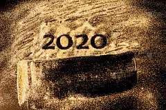2020年新年快乐。创意拼贴数字2和零组成了2020年。美丽闪闪的金色数字2020在黑色的背景设计。