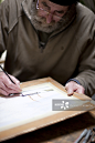 Artist painting at his desk详情 - 创意图片 - 视觉中国 VCG.COM