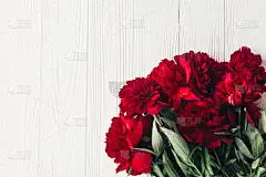 美丽的红牡丹花束在白色木色的乡村背景上，平躺着。带有文本空间的贺卡。前视图。妇女节快乐或者妈妈们。情