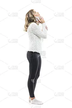 家里边看边打电话的小美女，抬头困惑地看着问题
