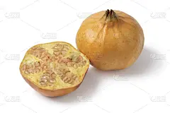 白色背景下的全白石榴和半白石榴