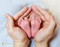 母亲和婴儿系列 - 呵护宝宝小脚的手高清桌面图片素材