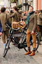 英国一年一度的The Tweed Run复古骑行赛。Tweed Run对速度没要求，唯一的要求就是参加者无论男女老幼，都必须身着代表英伦经典的粗花呢制成的复古单品骑自行车。于是就演变成了一场比谁帅的复古装秀。
