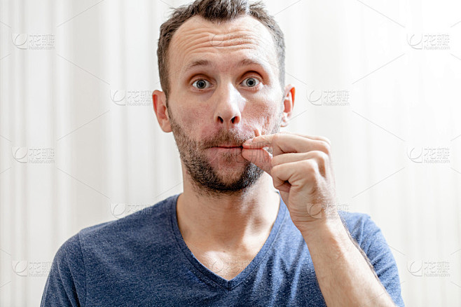 年轻人示意不说话。秘密和神秘