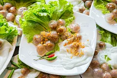 蒸米皮饺子和木薯球猪肉馅