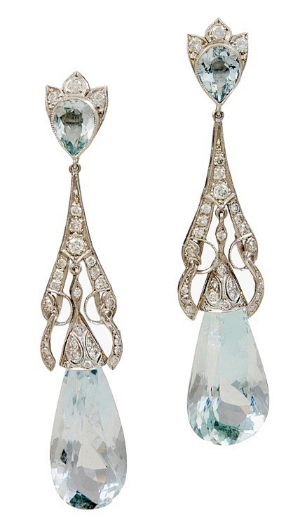 装饰艺术风格的钻石海蓝宝石水滴耳环