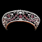 kokoshnik tiara丨19世纪末-20世纪初，风靡一时的kokoshnik tiara，Kokoshnik——这种流行于俄罗斯北部的女性头冠，大约成型于17世纪， 俄语：коко́шник源于俄罗斯建筑上的扇型拱门，它的更早期的形态——“ Kokosh ”则是指母鸡。Kokoshnik形状多为扇型、花瓣型或盾型。