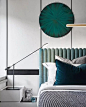 劳森·罗伯（Lawson Robb）在Instagram上说：“在这间主卧室中，具有单色和绿色，圆形和青绿色纹理的简单性。 _ #CuratedbyLR”
