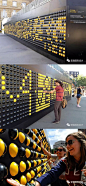 这个“互动墙”不就是像素游戏机吗？

在英国伦敦的国王十字车站有一个巨大的互动展示装置，让人联想到早期像素游戏机。它由2940个“半黑半黄”的彩色塑料球组成，整齐地排在35米长的墙壁上。当人们触摸到的时候，球体从黑色变成黄色。通过旋转的球体矩阵，人们可以创建独特的图案、标志和信息。有些人喜欢预先打印了像素版图案进行拼图，也有些人喜欢就这样随意的拨动球体，倾听转动的旋律。