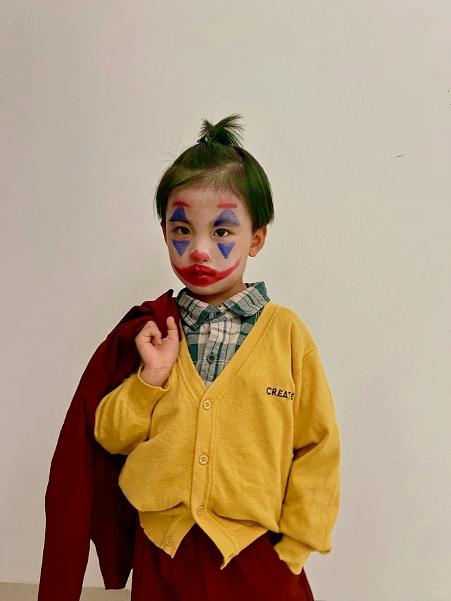 万圣节幼儿园妆小丑鬼,老师们抢着要合照