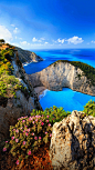 希腊——沉船湾，希腊扎金索斯最著名的景点，这里有着陡峭的悬崖、清澈蔚蓝的海水和洁白的沙滩。©壹刻传媒