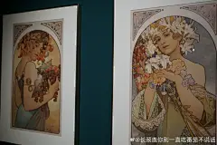可以只着眼植物花卉与妙龄女郎画尽世间美好事
也可为戏剧为商业为画海报设计装饰品供千万人享
也能极具个人风格地去表达对宗教对民族的层层情感
将三者都完成得这么令人眼前一亮的艺术家，穆夏算是一位✨
国家大剧院 东展览厅@博物館收藏夾 @国家大剧院 #穆夏# ​​​​