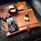 Billede fra http://basandlokeshandmadeleathergoods.files.wordpress.com/2012/07/leather-ipad-case-coin-wallet-leather-watch-strap-panerai-6154.jpg.