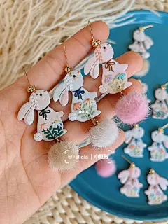  手制手工软陶耳饰  : 缺乏了灵感好久，新品终于出炉啦 ✨ 小毛球终于也派上用场了！你喜欢毛球款还是没毛球的呢？ 我呢… 最喜欢毛球款了 