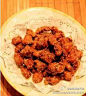 全球美食小吃街【芝麻羊肉】1、先把羊肉切成两厘米见方的肉丁，里面放花椒粉、孜然碎粒、辣椒粉、腌炸粉、白芝麻、盐、鸡粉和酱油。2、羊肉里再放入黄酒拌匀，最后撒入适量的干淀粉用手反复的抓匀，抓匀后腌制30分钟备用。3、锅中注入适量烹调油，油温烧至五成热下入腌制好的羊肉炸熟，然后便可码盘上桌使用。