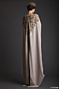 Krikor Jabotian 2014春夏婚纱通过奢华的刺绣以及对轻盈飘逸面料的剪裁处理，设计师打造了一件件优雅的婚纱艺术品