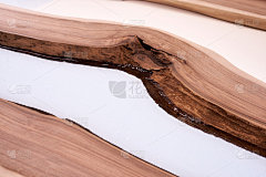 用树脂和木桌制作的工艺。液态环氧树脂被倒入带有木质坯料的模具中。