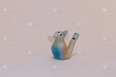 白色背景上的鸟哨玩具瓷器