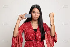 年轻的亚洲妇女拳头泵与空白卡。