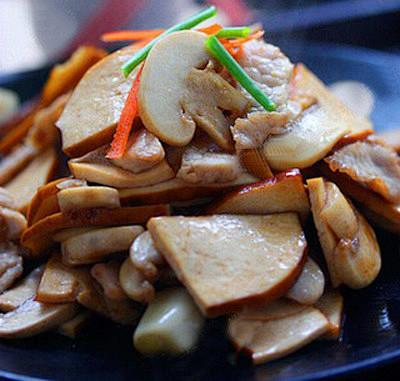 【豆腐干蘑菇炒肉片】原料：猪里脊肉、蘑菇...