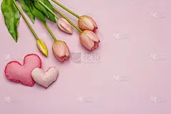 贺卡、墙纸、背景。母亲节快乐，情人节或婚礼快乐。温柔的粉色郁金香，手工制作的心形