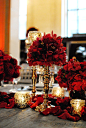 婚礼布置-红色婚礼细节--从红色的绣球花、大丽花、兰花和玫瑰 搭配银灰色的桌布华丽宴会场地布置细节;黑色的羽毛装饰的手捧花。