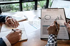 团队合作，咨询新的战略计划业务和市场增长的财务文件图表报告，会议以获取增长利润，合伙人会议和简报