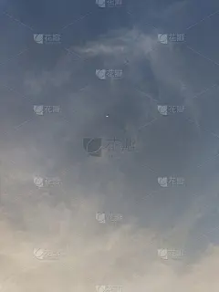 在清晨的天空中可以看到壮观的多云和下雨的云。