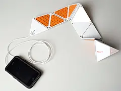 Jerry Yang设计的这款折叠扬声器采用了扁平挠性叠片（Flat Flexible Laminated）技术，像是用纸板折叠而成，和传统扬声器外观截然不同。

但是，最独特的不是外形,而是每个折叠单元都代表一单位的音量，打开一个单元，意味着音量会增加一个单位。这样，你就可以通过折叠或收起来控制音量大小。