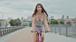 美丽的黑发女孩在大城市骑自行车。单速城市自行车。用红色史诗相机记录。90fps