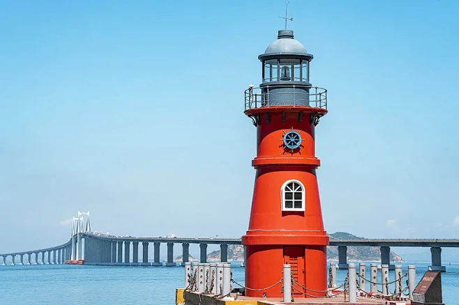 夏日海边汕头南澳岛跨海大桥与灯塔风光图片...