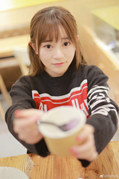 #元宵长这样# 今天的一日粉丝服务恰好遇上了元宵佳节，所有来 #SNH48# 星梦剧院的粉丝朋友们不仅能吃到小汤圆，还能见到比汤圆还甜的小偶像哦！如果能顺便解个灯谜，那也是极好的 ～ 虽然官博觉得出这些灯谜的成员大概只有三岁吧。。。 ​​​​