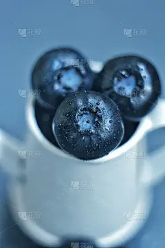 蓝莓和水滴